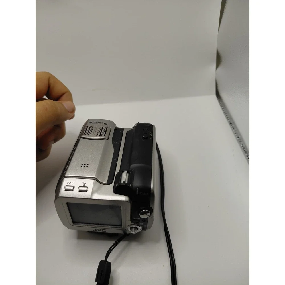 JVC Everio GZ-MC200 Flash Media Camcorder - Picture 6 of 6
